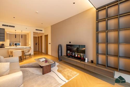 Newly Furnished 1BR with Burj Khalifa View by BMS