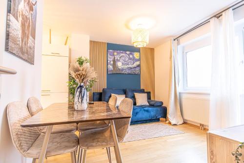 9-min to City Center 1BR &1LR Apt with Balcony