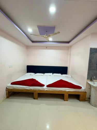 a large bed in a room with a ceiling at Shree Kulluka Guest House Ujjain in Ujjain