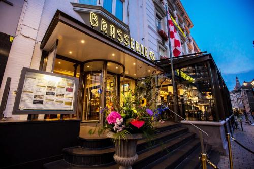 a vase of flowers in front of a store at Golden Tulip Hotel Central in Den Bosch