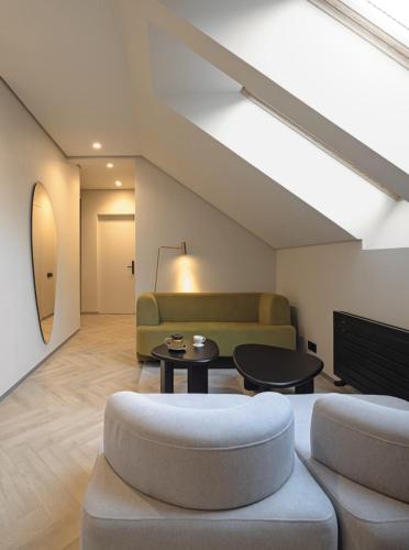 ein Wohnzimmer mit Sofa und Tisch in der Unterkunft Hotel Laudon in Uschhorod