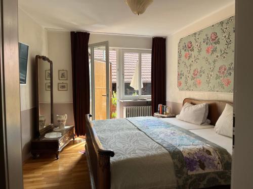 a bedroom with a bed and a window at Gästehaus Susanne Pfaffmann in Landau in der Pfalz