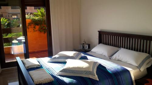 1 dormitorio con 1 cama con toallas en Apartamentomirada en Estepona