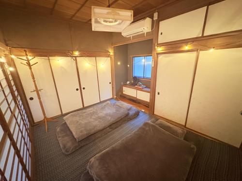 an overhead view of a room with a bed and a window at ゲストハウス あめりか和 in Namerikawa