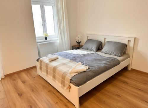 Urban 2-Bedroom Garden Escape with Netflix Projector & Full Amenities near Westbahnhof Metro