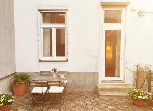 Urban 2-Bedroom Garden Escape with Netflix Projector & Full Amenities near Westbahnhof Metro