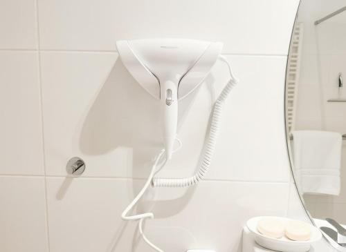 Urban 2-Bedroom Garden Escape with Netflix Projector & Full Amenities near Westbahnhof Metro