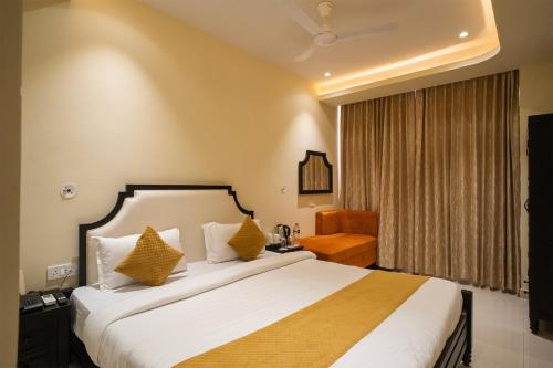 a hotel room with a bed and a chair at Yashvrinda in Mandor