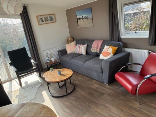 ein Wohnzimmer mit Sofa und Tisch in der Unterkunft J 106 in Petten