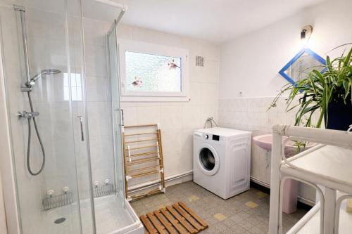 a bathroom with a shower and a washing machine at Maison entière pour 4 personnes avec parking proche centre ville in Saint-Sulpice-sur-Risle