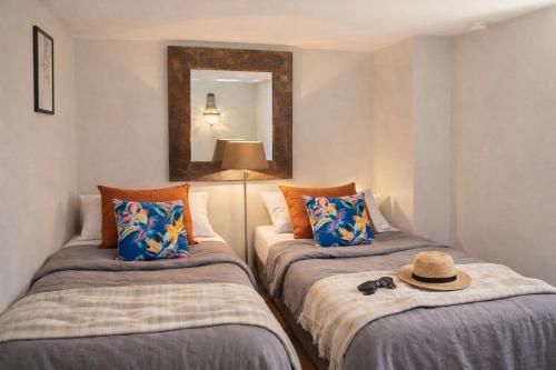 La petite hostellerie tesisinde bir odada yatak veya yataklar