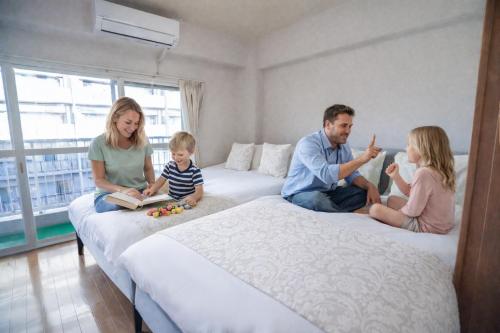 a group of people sitting on a bed at Sengakuji 602, 40 square meters house Direct train from the airport in Tokyo