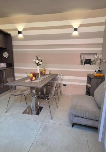 a dining room with a table and chairs at Casa Vacanze Piccolpasso 20 in Urbania