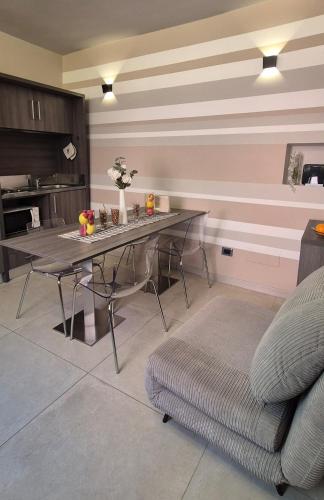 a dining room with a table and a couch at Casa Vacanze Piccolpasso 20 in Urbania