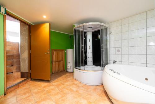 Vannas istaba naktsmītnē Urusel Hostel