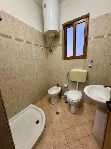 a bathroom with two toilets and a sink and a tub at Hotel Bregu I Detit Erm Spille in Spille