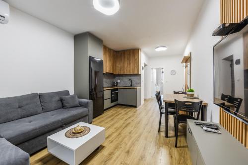 City Center Apartment Cozy 1BR with Patio by PikHost
