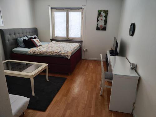 a small room with a bed and a desk at Karl Cozy stay in Örebro