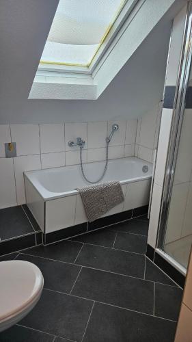 a bathroom with a shower and a bath tub at Die Schöne Wohnung am Stade Bahnof in Stade