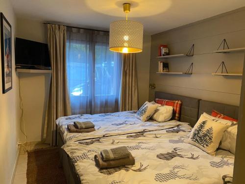 a bedroom with two beds with pillows on them at Cosy Residence, The Verbier Residences in Verbier
