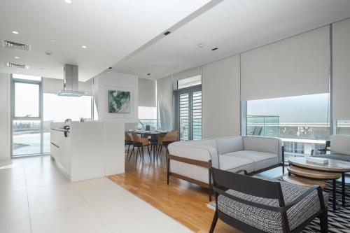 Mira Holiday Homes -Stunning 3BR Sea-View Retreat in Bluewaters Island