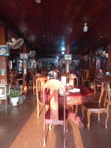 Riverside Hotel tesisinde bir restoran veya yemek mekanı