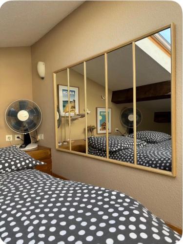 une chambre avec un grand miroir et un lit dans l'établissement Studio 1er Consul, à Ajaccio