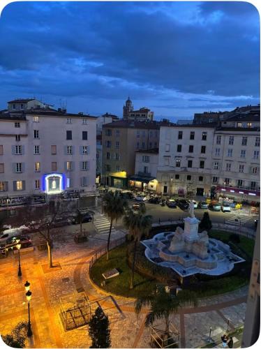 vue d'une ville avec une fontaine et des bâtiments dans l'établissement Studio 1er Consul, à Ajaccio