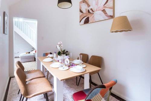 a dining room with a table and chairs at 3BR CBD Aircon Redfern family home in Sydney