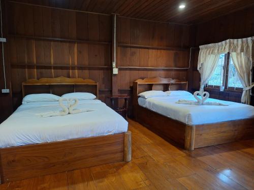 เตียงในห้องที่ Tribal Pai