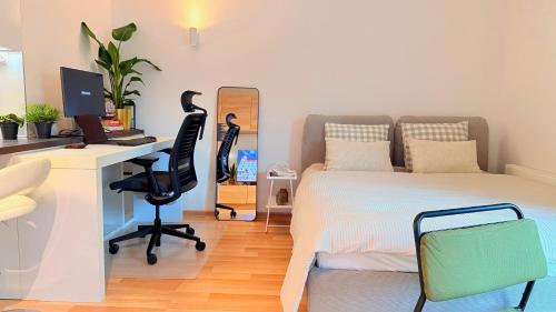Quiet, Cozy and Sunny Studio in the Absolute City Center