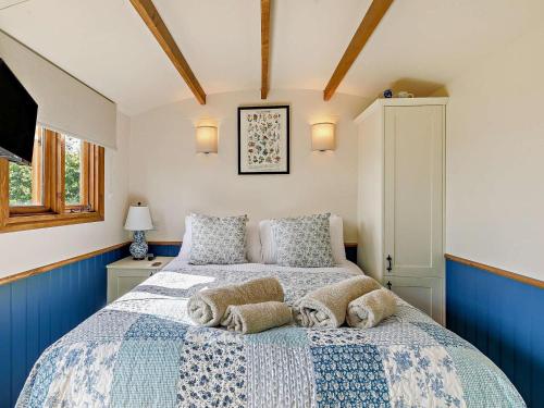 a bedroom with a bed with towels on it at 1 Bed in Cheltenham oc-95422 in Cheltenham