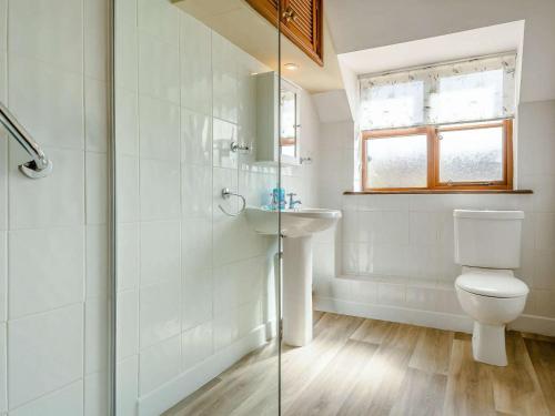 a bathroom with a toilet and a sink at 2 Bed in Evesham oc-89476 in Bretforton