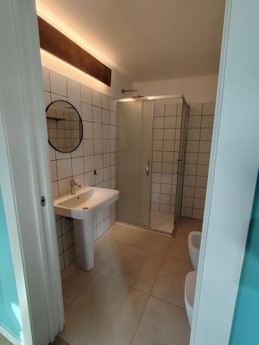 a bathroom with a sink and a shower at Ostello Casa Peroni in Castelnuovo Bocca dʼAdda