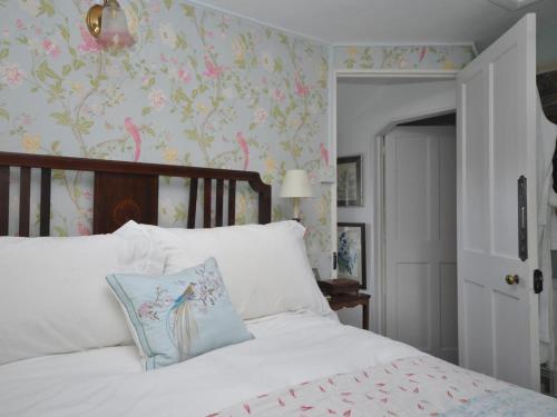 a bedroom with a bed with a flowery wallpaper at 2 Bed in Chipping Norton oc-73904 in Swerford