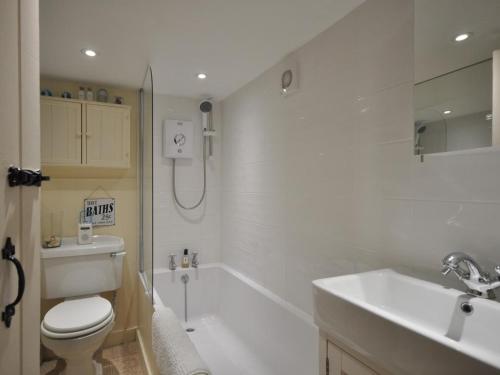 a bathroom with a toilet and a sink and a shower at 2 Bed in Chipping Norton oc-73904 in Swerford