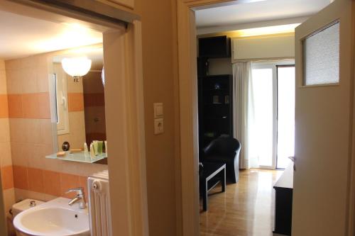Homey Apartment near Acropolis for 4