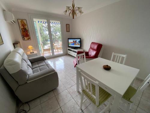 Very nice apartment with sea view close to airport