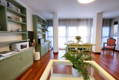 a living room with a table and a dining room at Rual Suites By Cuencaloft in Cuenca