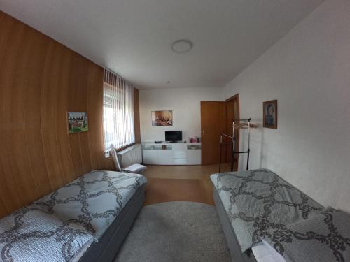 a small room with two beds and a kitchen at fewo-twete in Stadtoldendorf