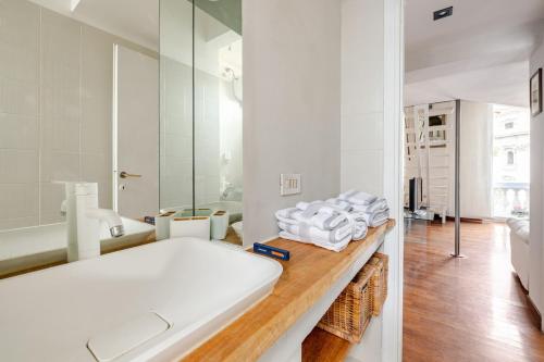 Modern Apartment with St Peter s Dome View