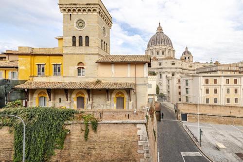 Modern Apartment with St Peter s Dome View