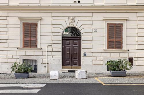 Modern Apartment with St Peter s Dome View