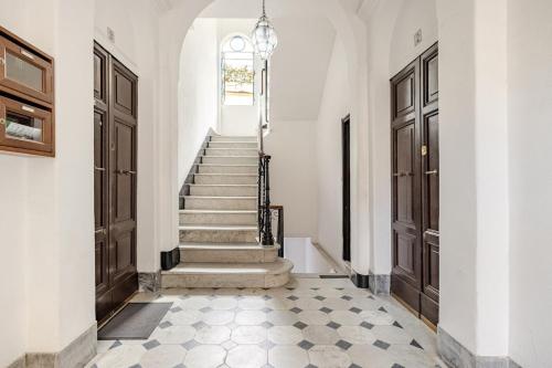 Modern Apartment with St Peter s Dome View