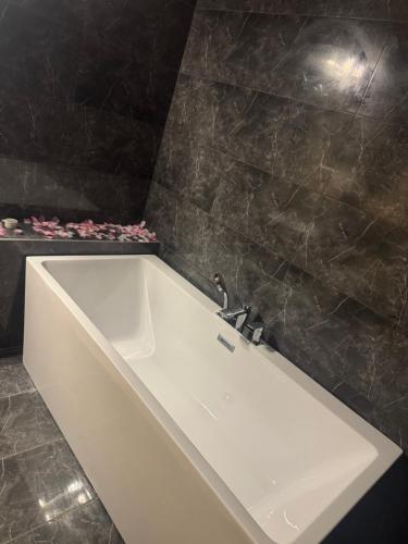 biała wanna z kranem w łazience w obiekcie Hotel Sevilla w Rawie Mazowieckiej