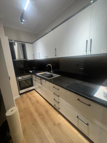Dapur atau dapur kecil di Klevi Apartment