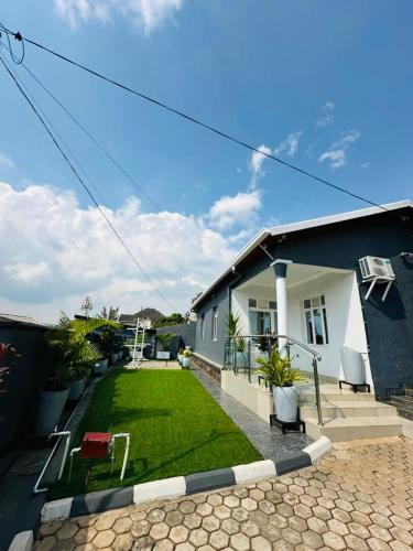 Modern 2BR House AC Bedrooms 5 Min to Airport