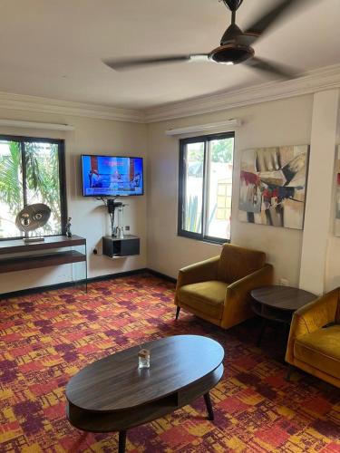 Televisor o centre d'entreteniment de Commander's Longterm Hotel