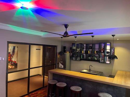 Commander's Longterm Hotel tesisinde lounge veya bar alanı