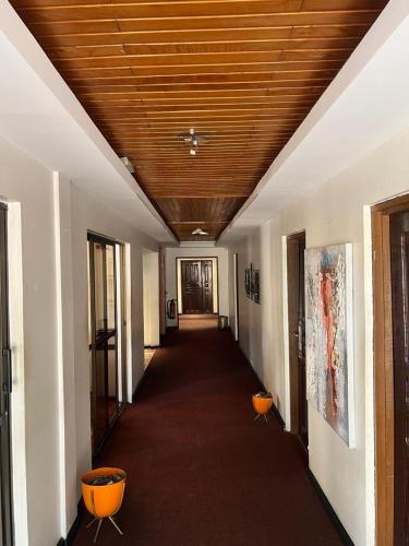 Galeri foto Commander's Longterm Hotel di Achimota Village